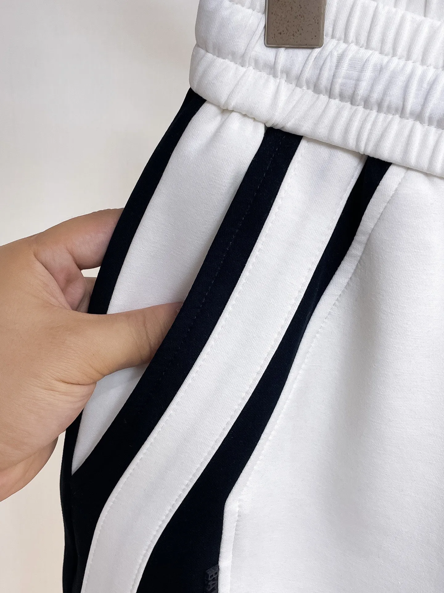 Balenciaga's three-standard complete 2026 summer New Arrival men's casual shorts, advanced custom-made Breathable fabric, Breathable fabric, extremely stretchy and comfortable, impeccable details, top-grade accessories, original logo design concept, delicate and soft feel! The upper body fit is awesome! Size: M-XXXL Please state your height and weight when ordering